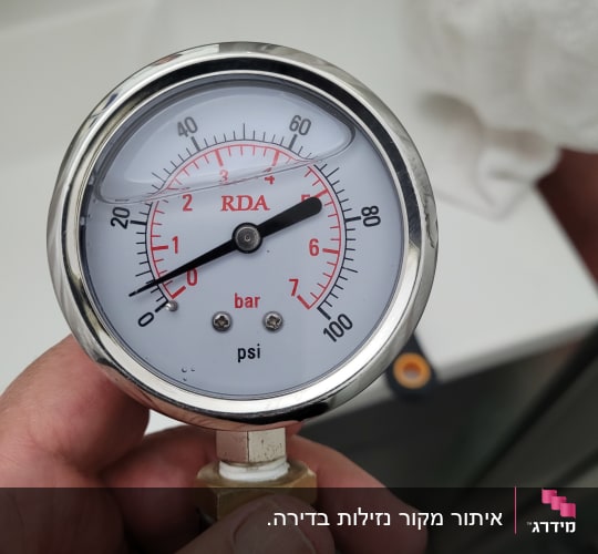 מד לחץ עם מדידת בר ו-psi